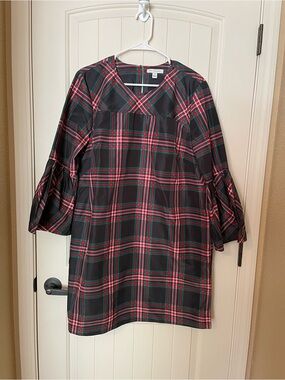 Women’s Plaid Long-Sleeve Shift Dress with Bell Sleeves in Black and Red